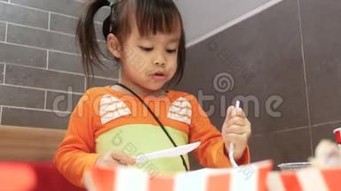 亚洲小女孩喜欢在服务商店吃炸鸡。 肯德基是世界著名的美国快餐店。 海亚